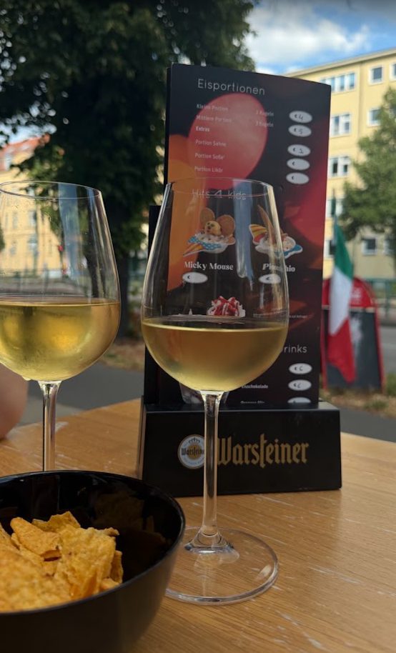 Zwei Gläser Wein und Chips auf einem Tisch im Außenbereich von La Favola