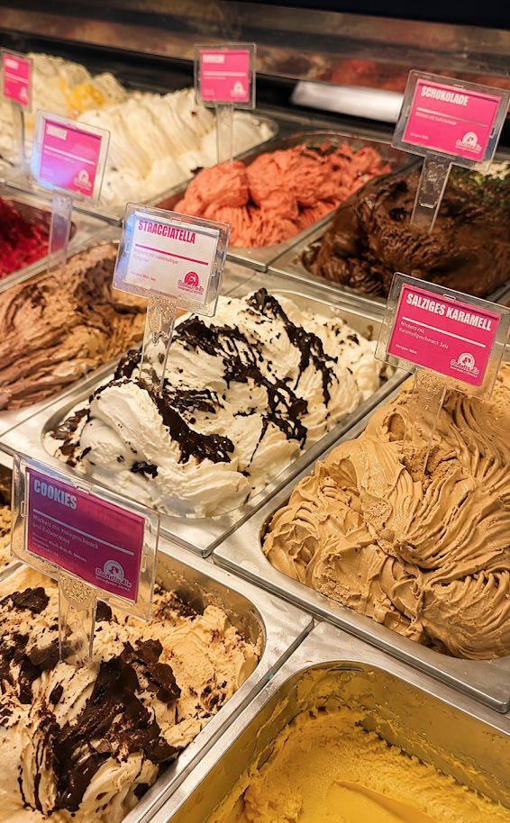 Blick in die Eistheke von La Favola mit verschiedenen Eissorten